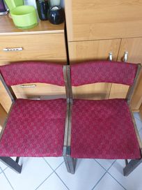 Dwa krzesła z kolekcji PRL-u. Tanio sprzedam.