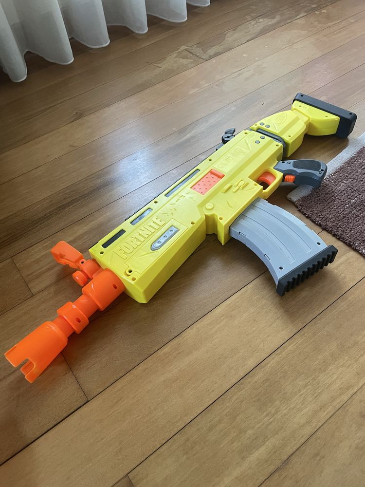 Várias pistolas nerf