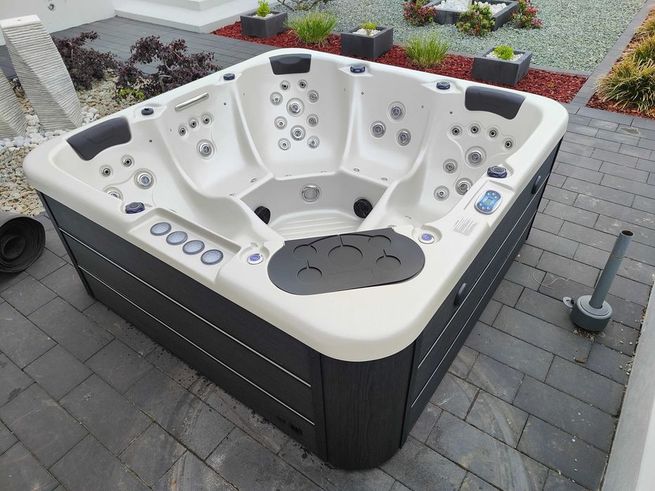 Nowa wanna spa - 3 silniki , dmuchawa , ozonator , LED , wodospad