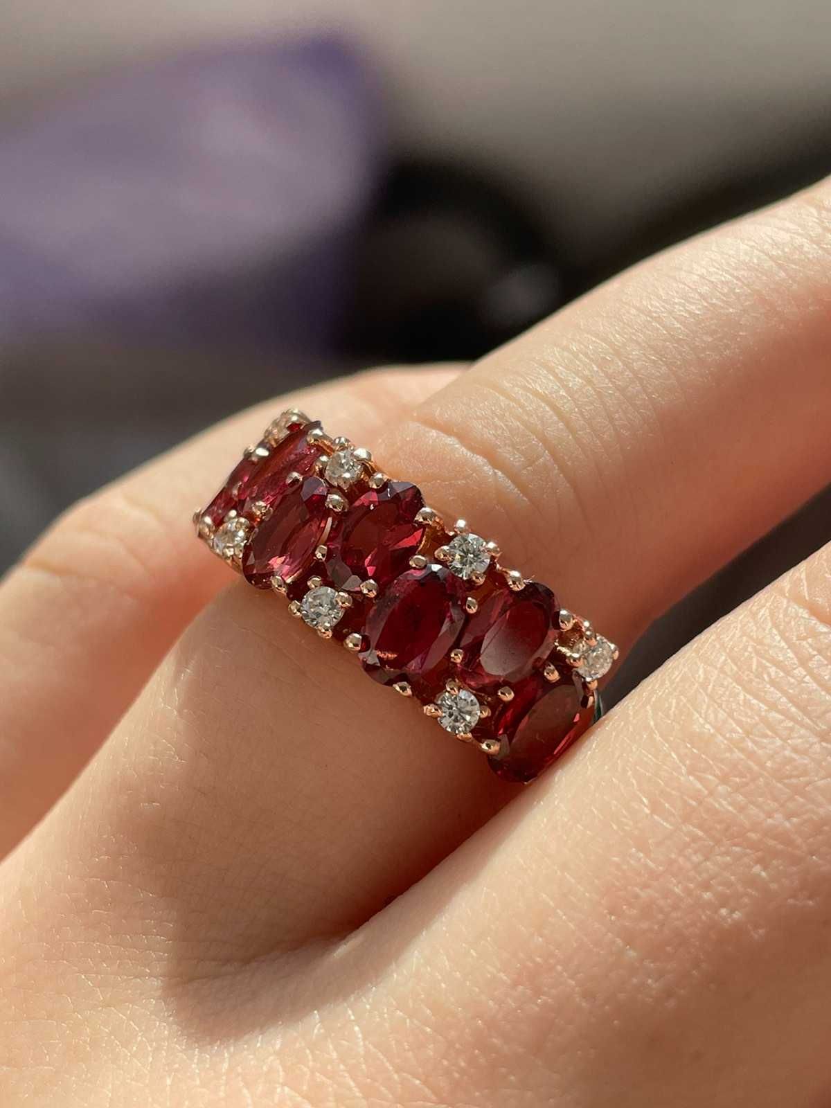 Серебряное кольцо с красным гранатом .Размер 17.75