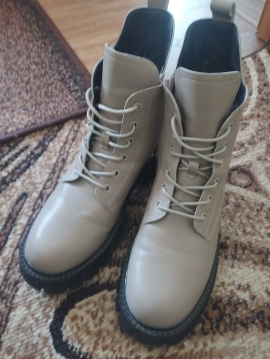 Черевики жіночі бежевого кольору