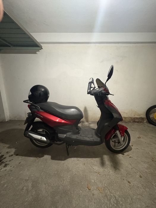 Moto comet 125  - oferta capacete e suporte telemovel (treze mil km)