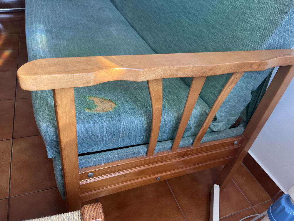 Sofá-Cama Verde com Braços em Madeira