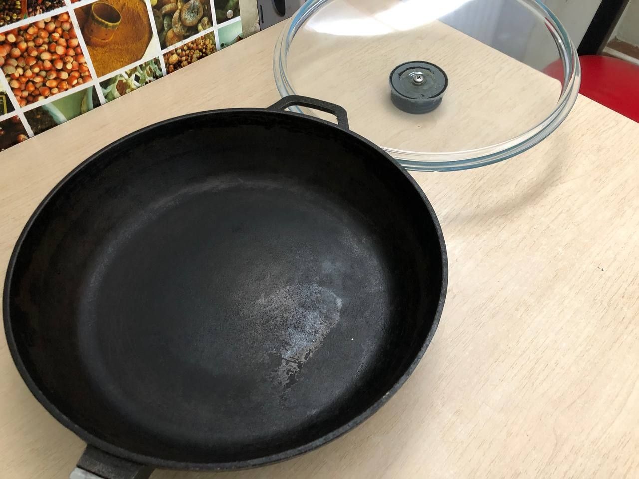 Чугунная сковородка с крышкой