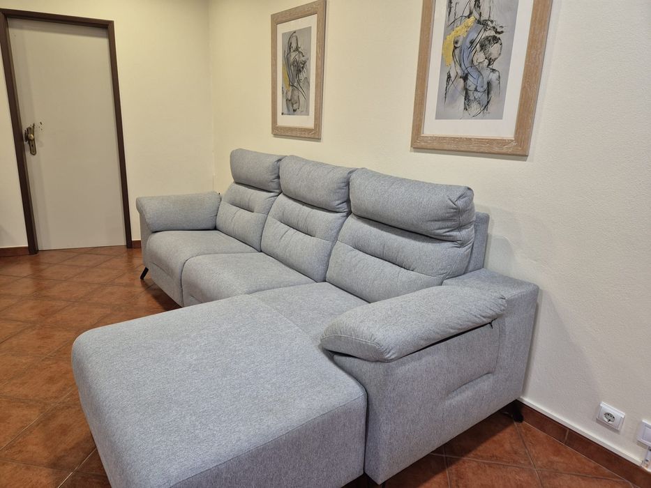 Sofá Chesslong Motorizado com arrumação - 1 ano