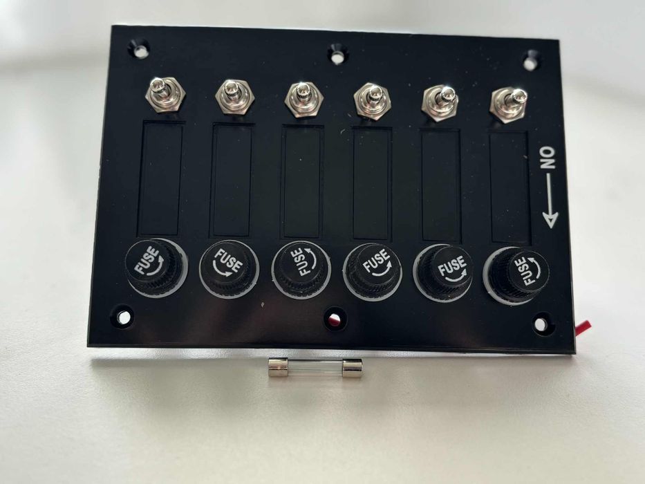 Panel przełączników z bezpiecznikami