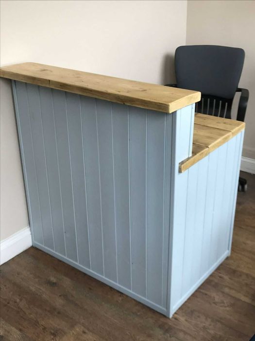 Drewniana recepcja, lada, bar