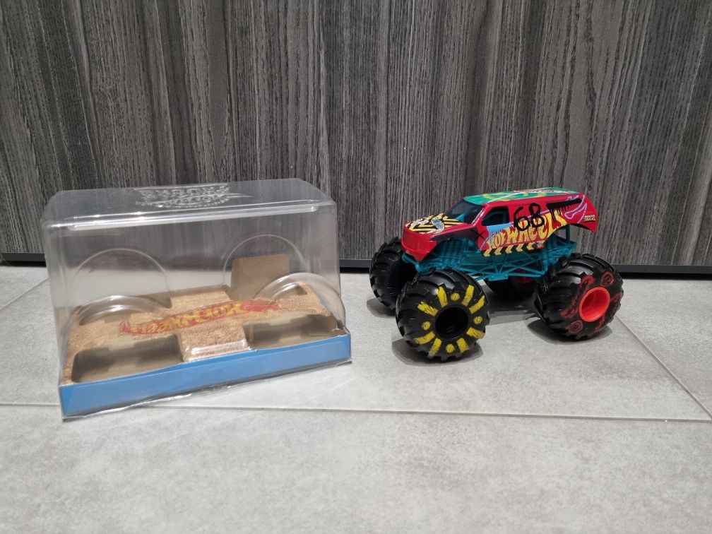 Hotwheels T-rex Grocery + monster truck hotwheels