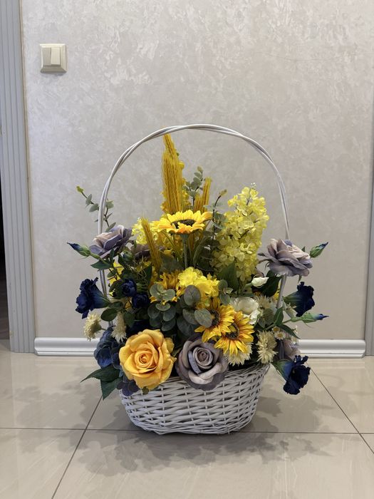 Букет штучних квітів у кошику