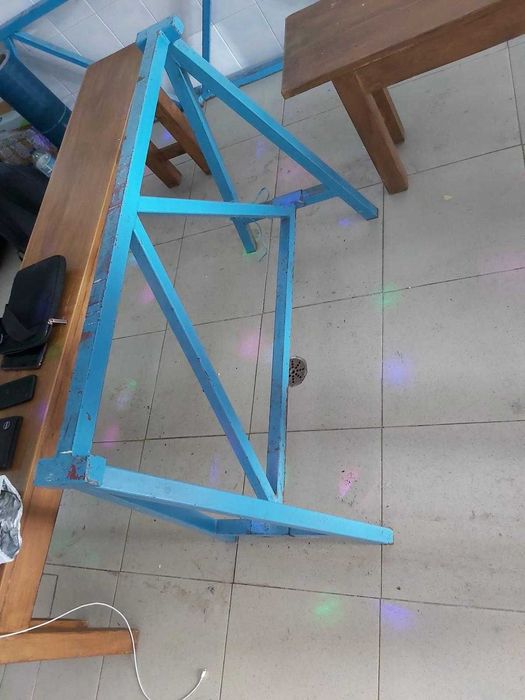 2 Mesas com 2 bancos de madeira