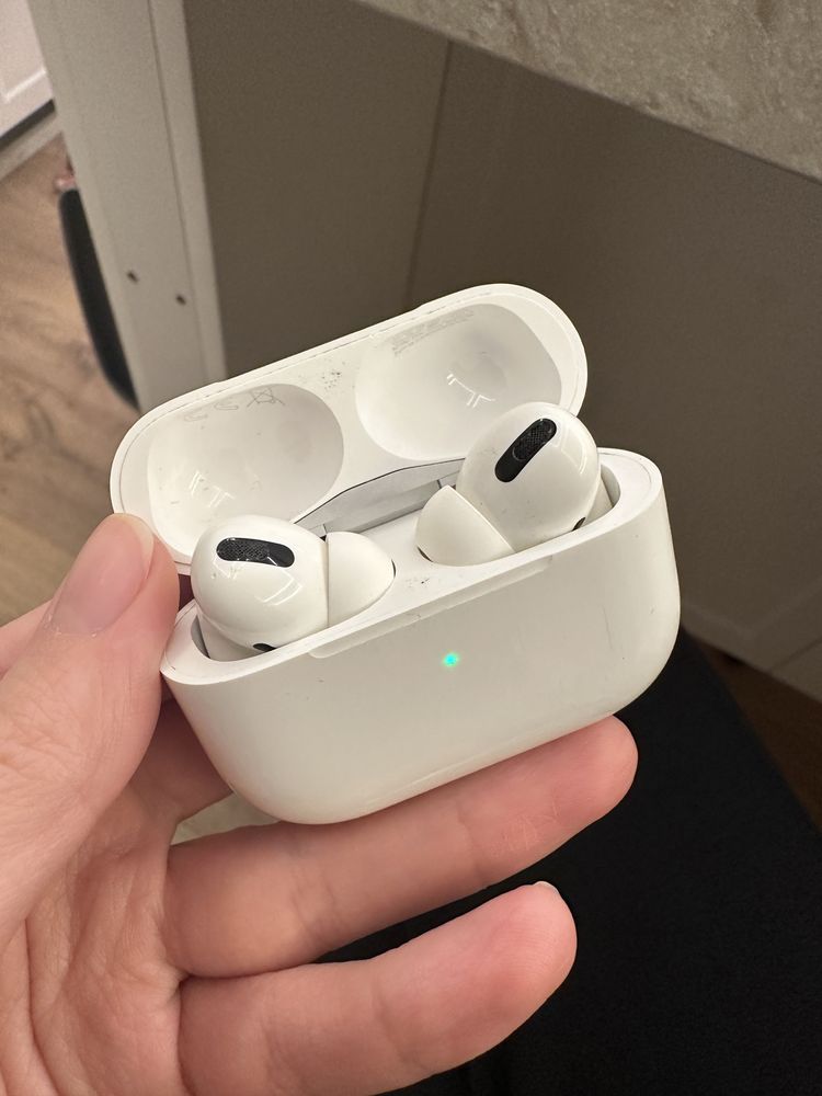 Навушники AirPods Pro with Wireless Charging Case MWP22