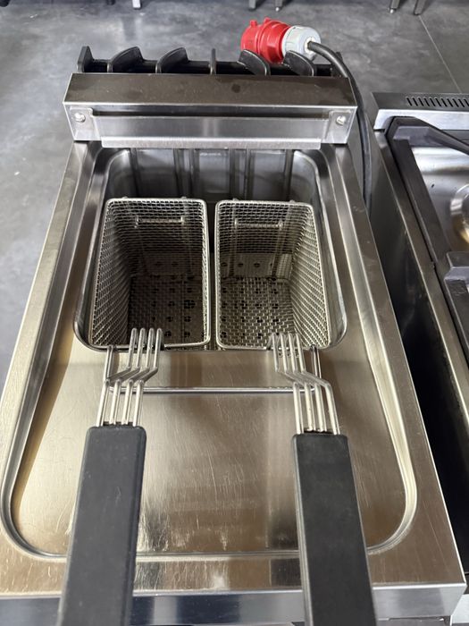 Fritadeira eletrica de movel trifasica UDI 18 litros