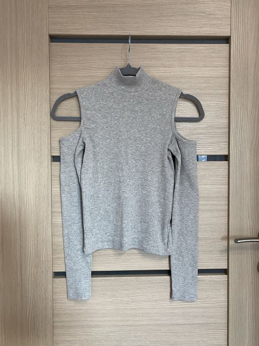 Golf z długim rękawem i wyciętymi ramionami