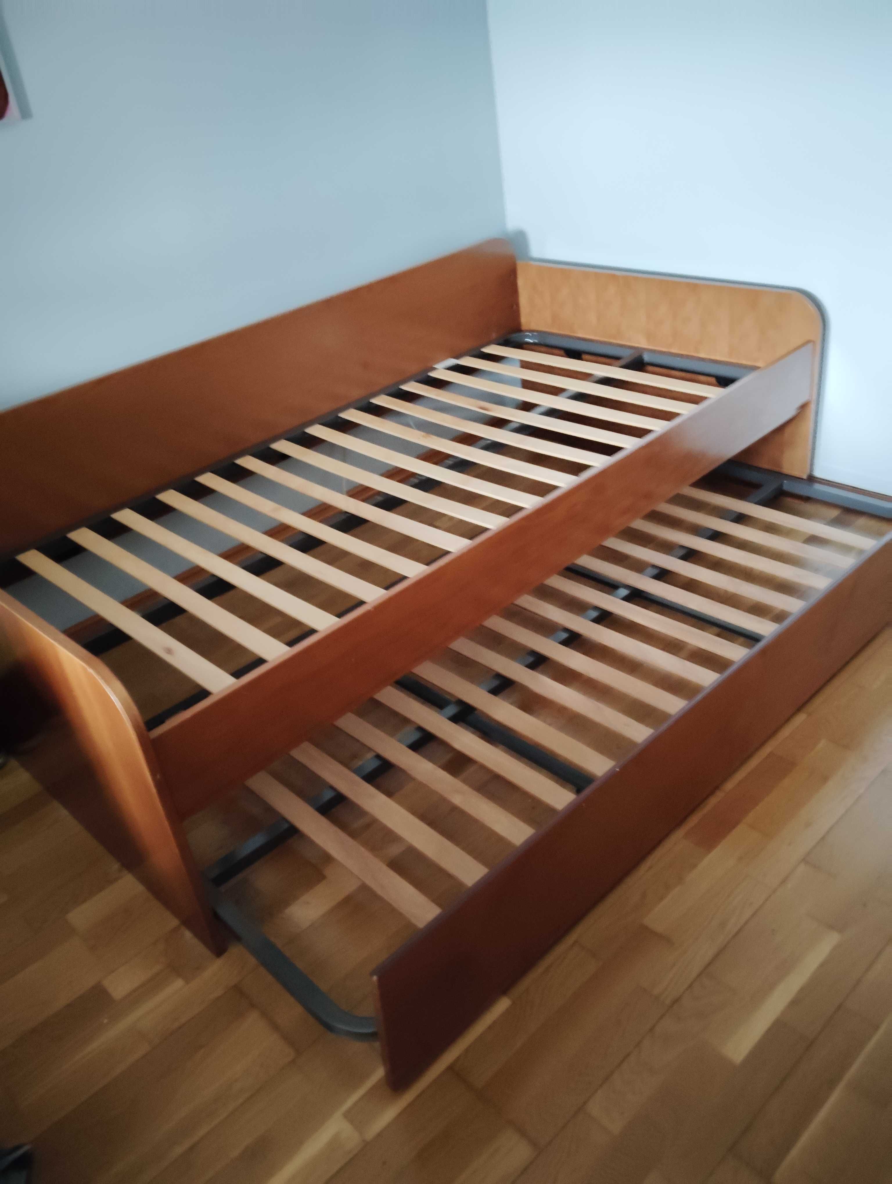 Cama dupla de solteiro.