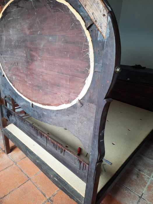 Antiguidade Cama muita antiga em madeira maciça