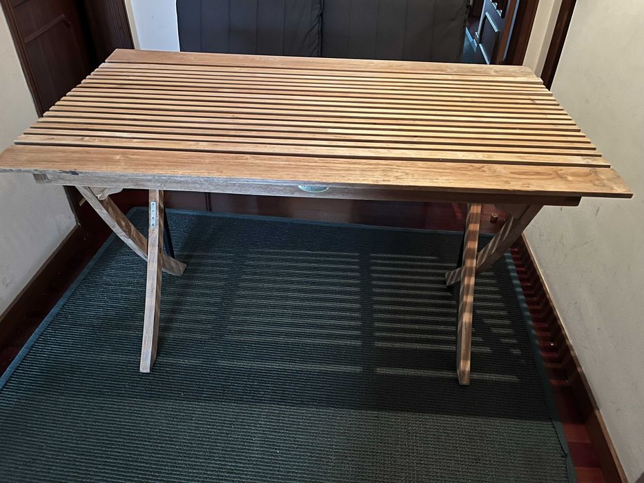 Mesa de jardim em madeira