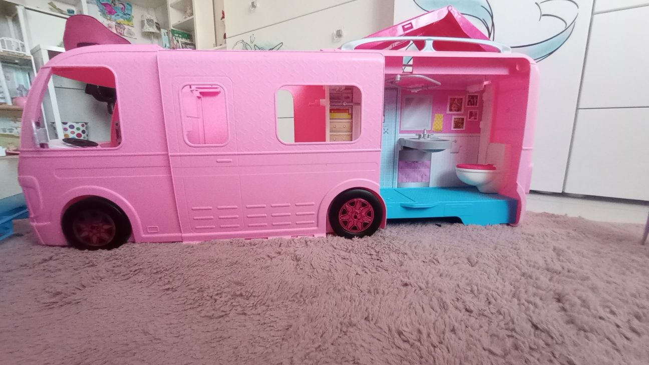 Camper Barbie z basenem