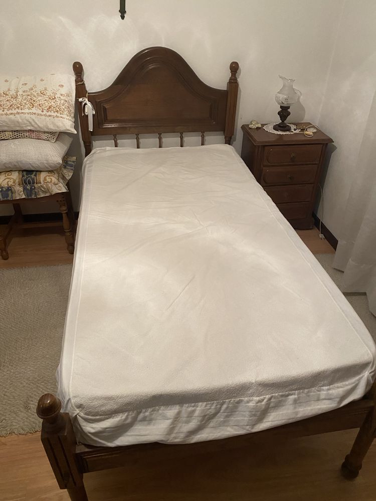 Cama vintage em bom estado