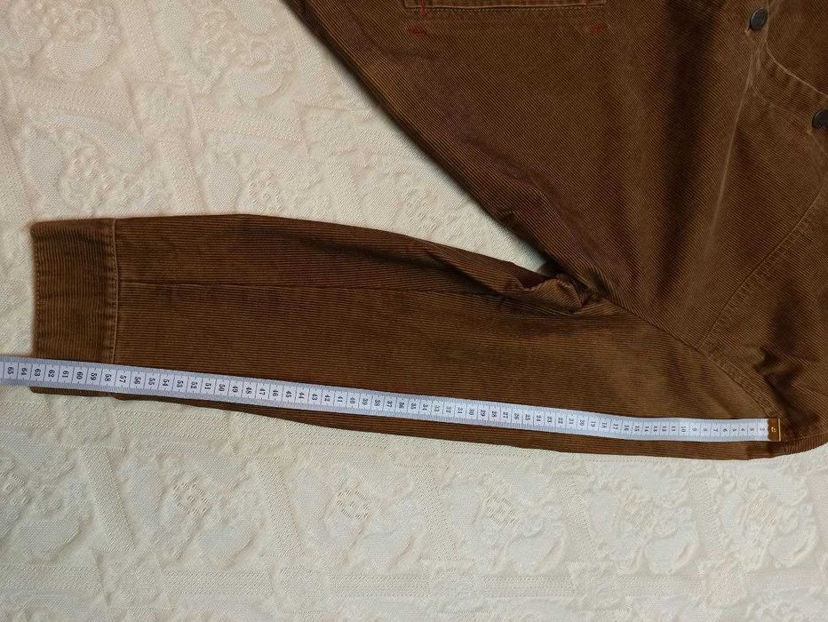 Куртка чоловіча коричневого кольору.