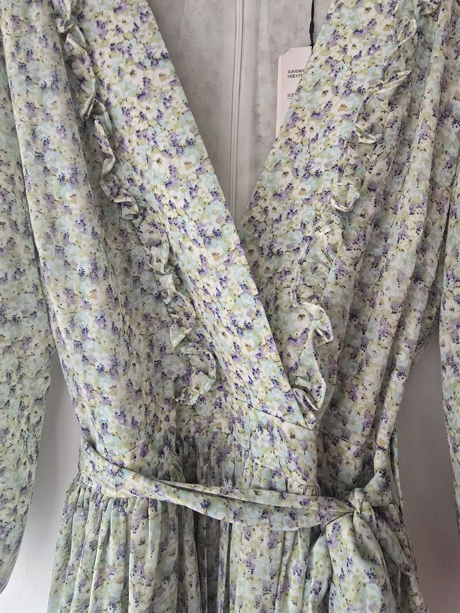 Zielona miętowa sukienka midi w kwiatowy print z długim rękawem