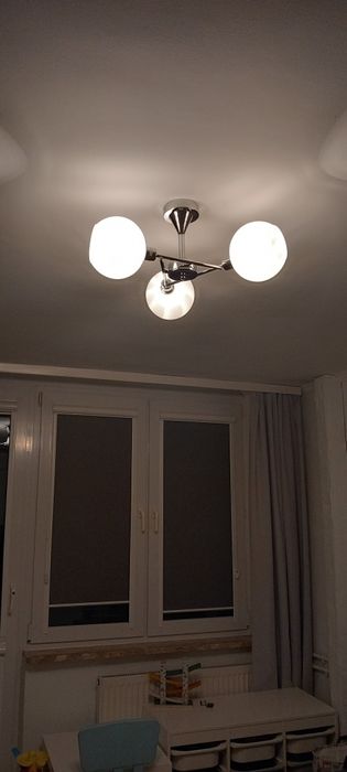 Żyrandol z białymi kloszami