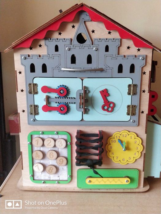 Drewniany Domek manipulacyjny Tablica sensoryczna piękny