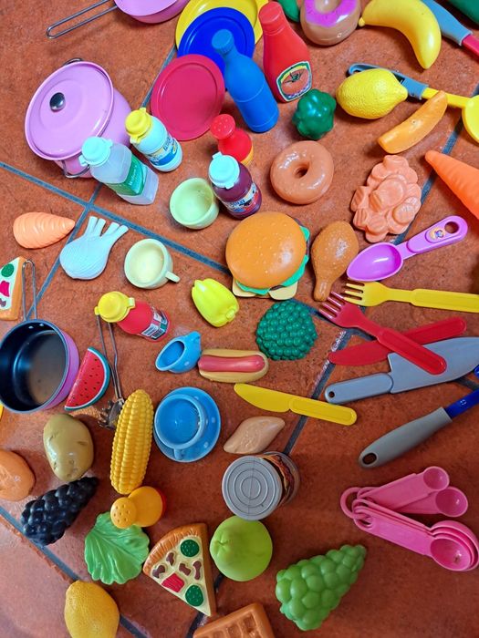 45 réplicas de alimentos e utensílios de diversos materiais