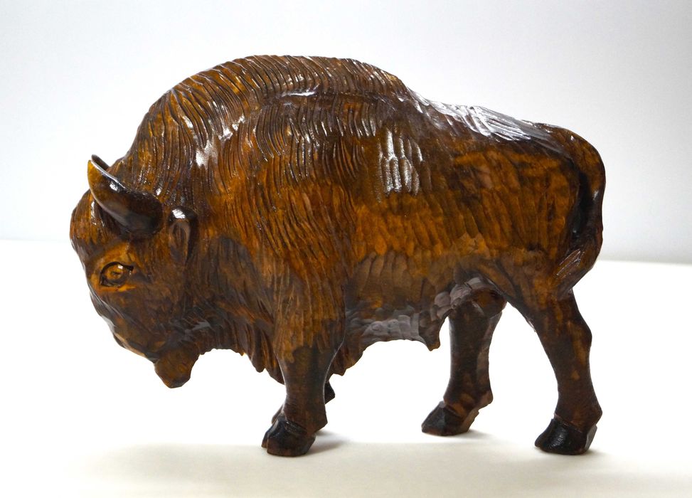 Ozdobny żubr z drewna PRL