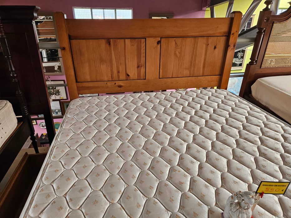 Cama em madeira maciça, com 4 gavetas, estrado e colch