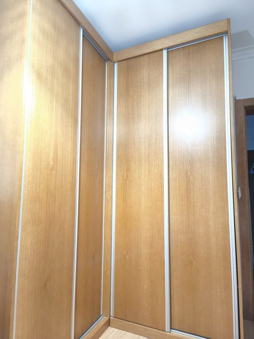 Guarda Fatos de canto em Carvalho