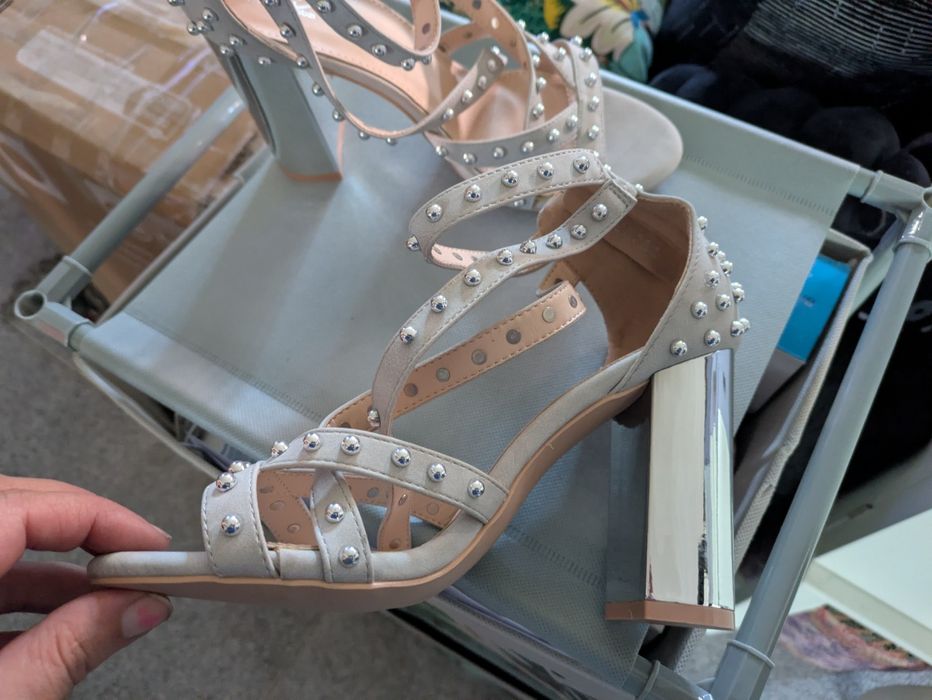 Sandálias cinzentas