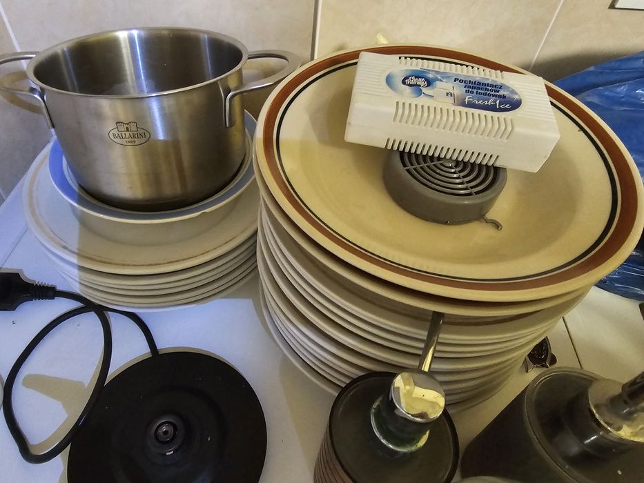 Naczynia talerze kubki szklanki