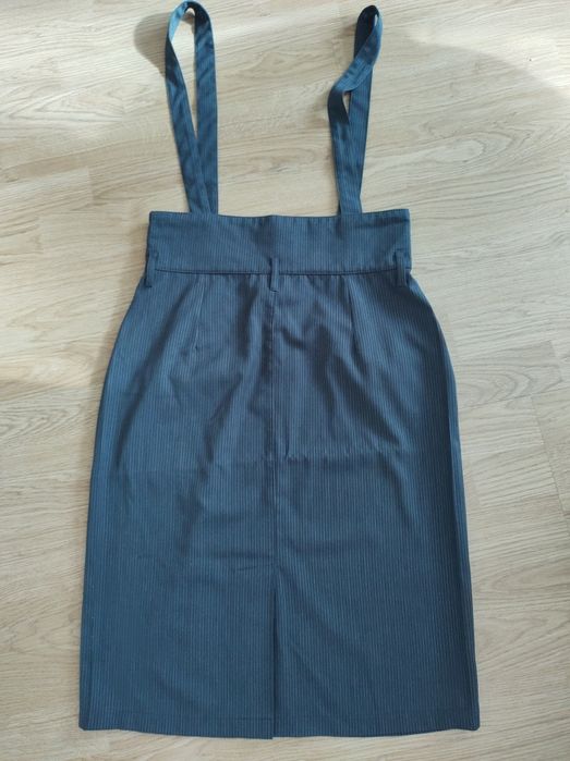 Ołówkowa spódnica na szelkach Orsay