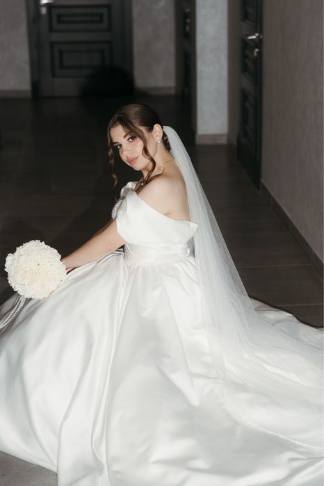 Весільна сукня з атласу