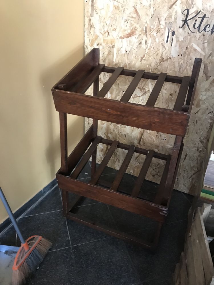 Espositor de vinhos e fruta