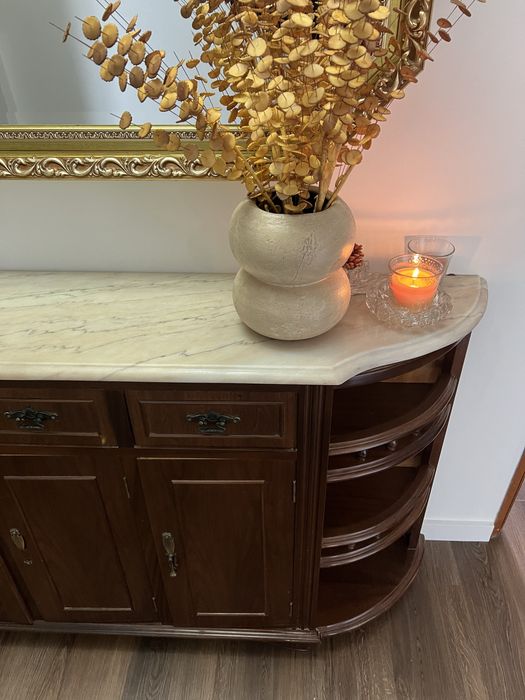 Móvel em madeira e pedra