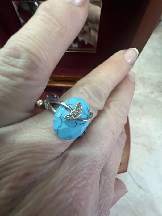 Продаются кольца серебряные с камнями