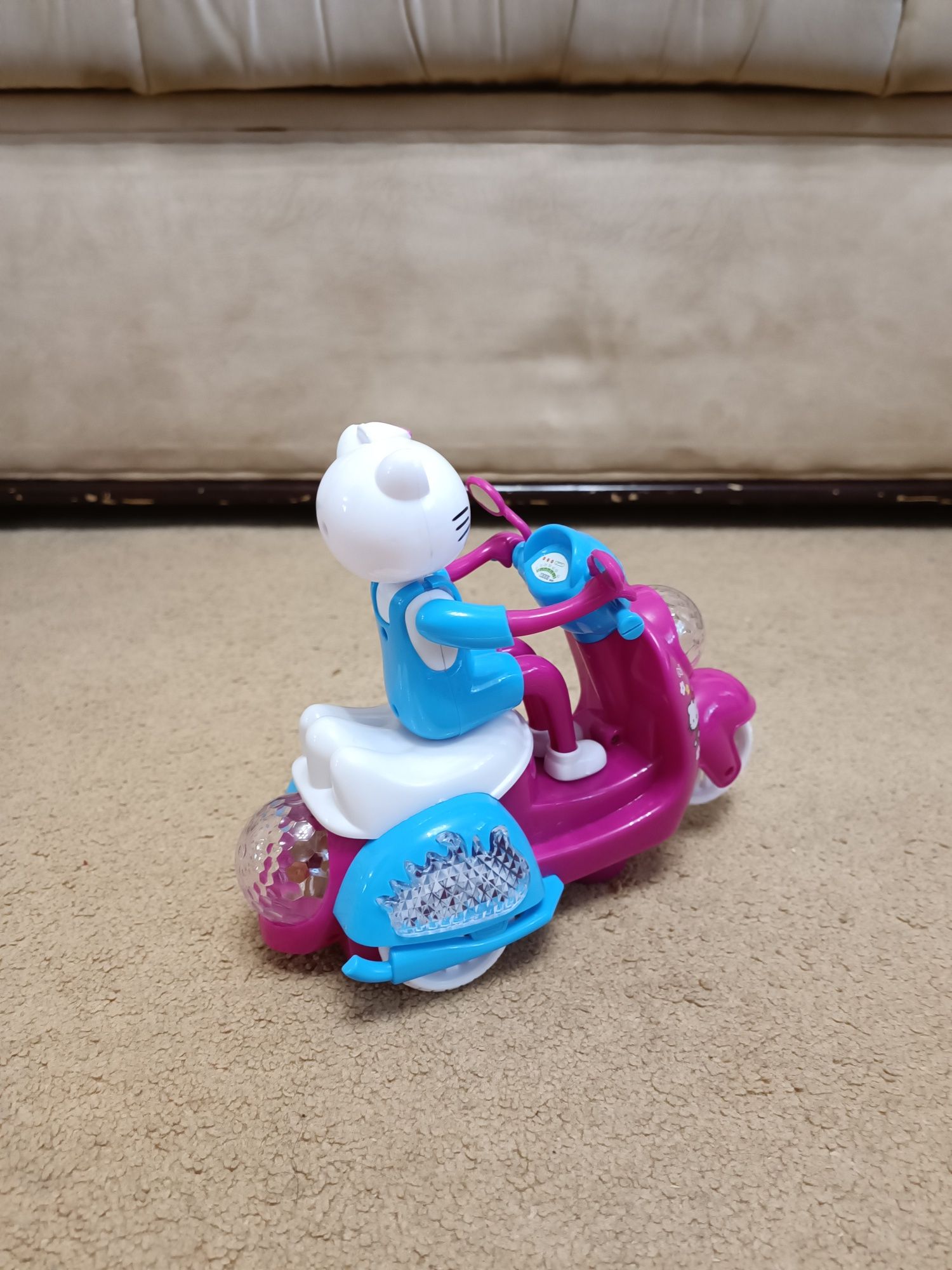 Светящияся звуковая игрушка-машинка Hello Kitty