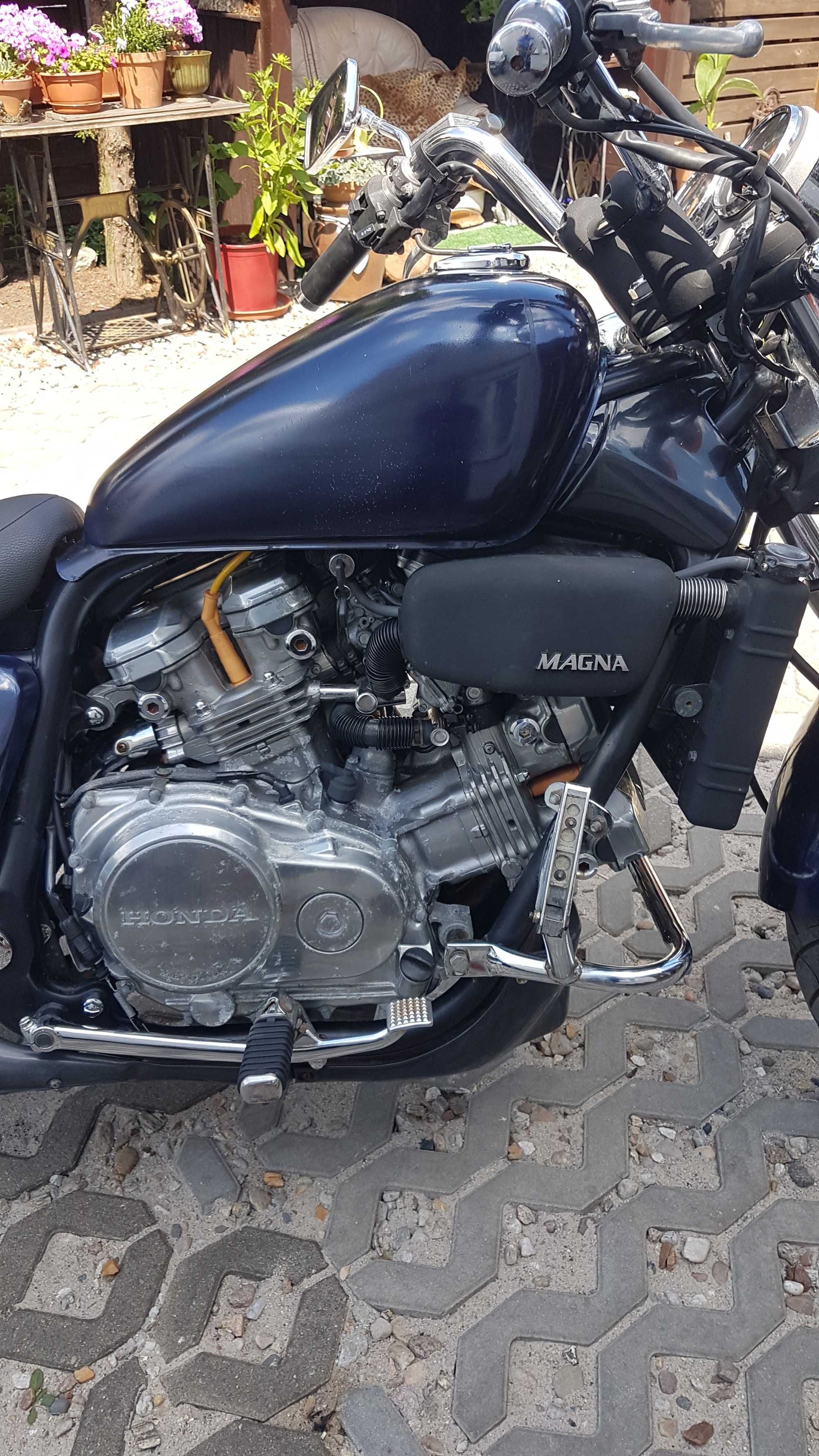 Honda VF700C Supermagna -sprowadzona