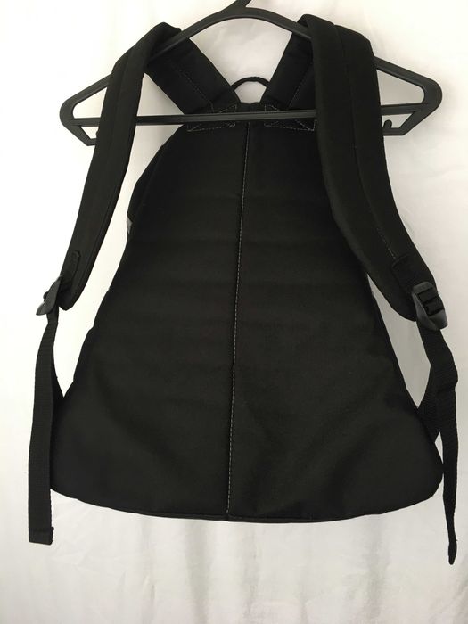 Mochila preta da Nissan