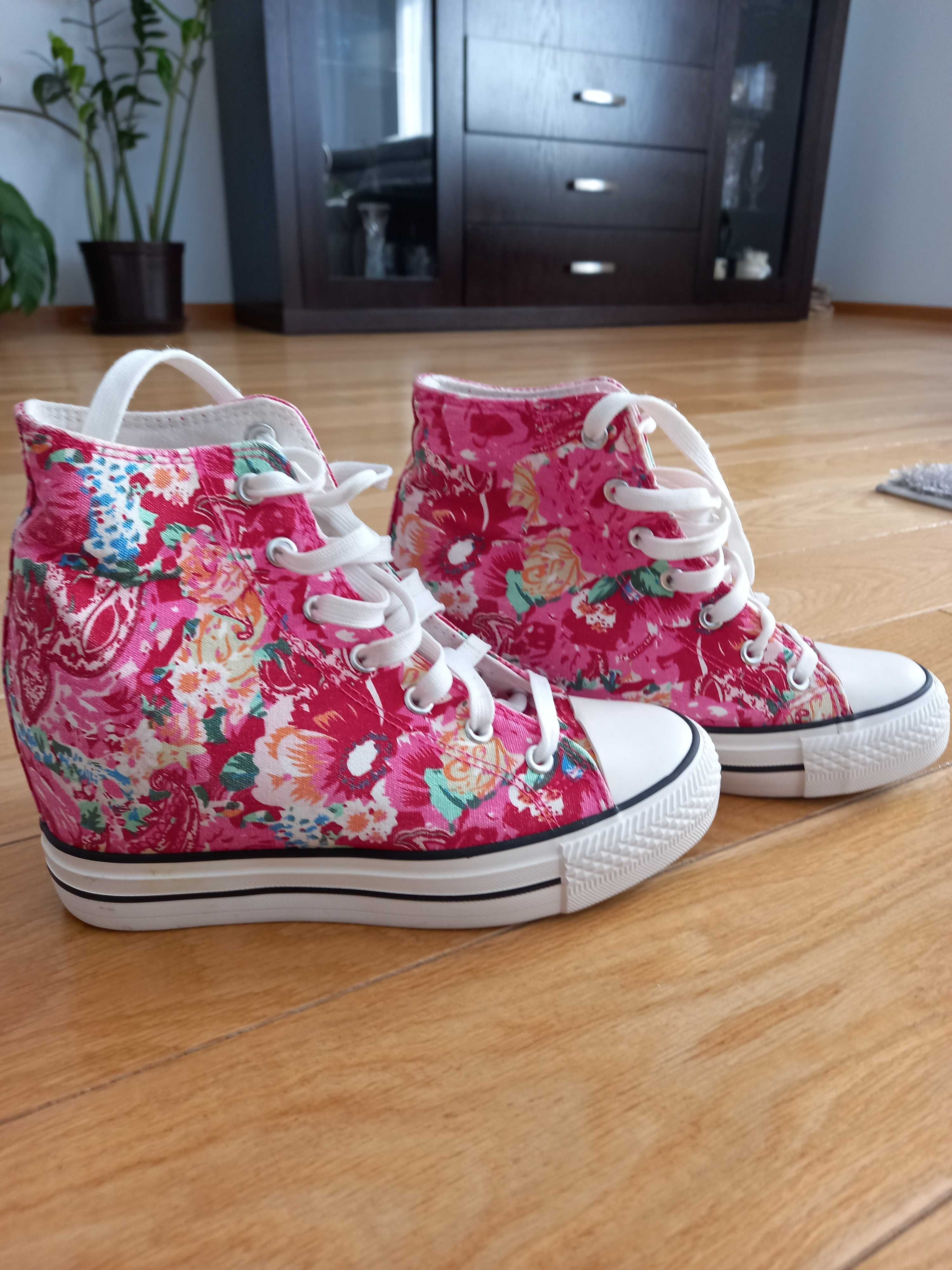 Buty damskie na platformie.