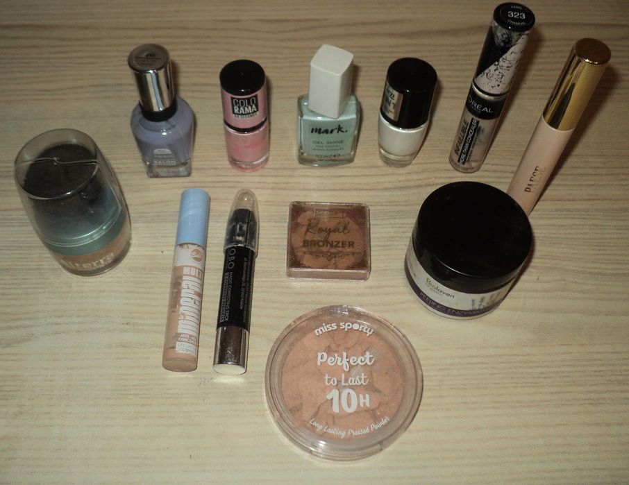 Kosmetyki używane lakiery korektory tusz i inne