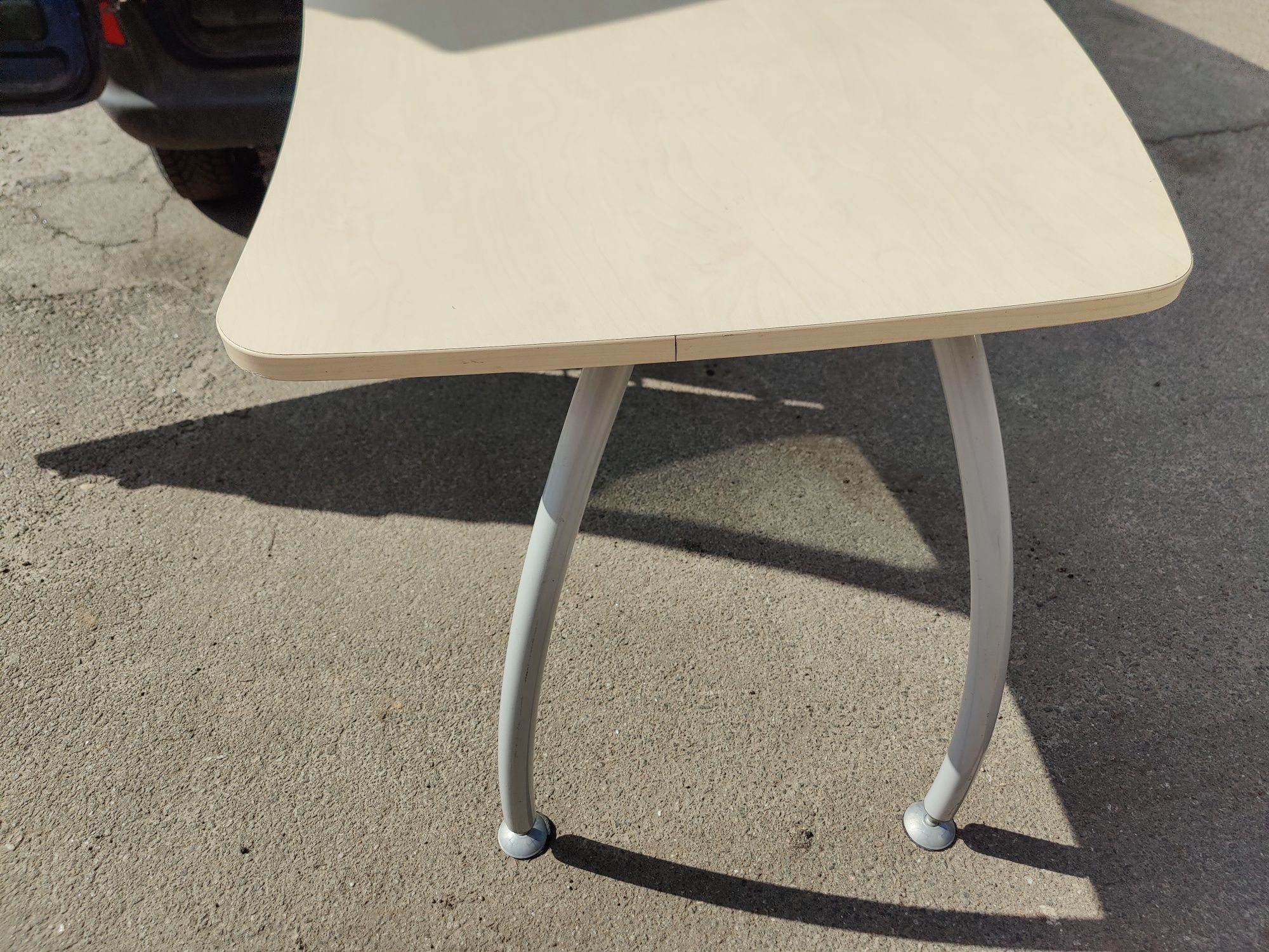 Дерев'яний стіл з металевими ніжками