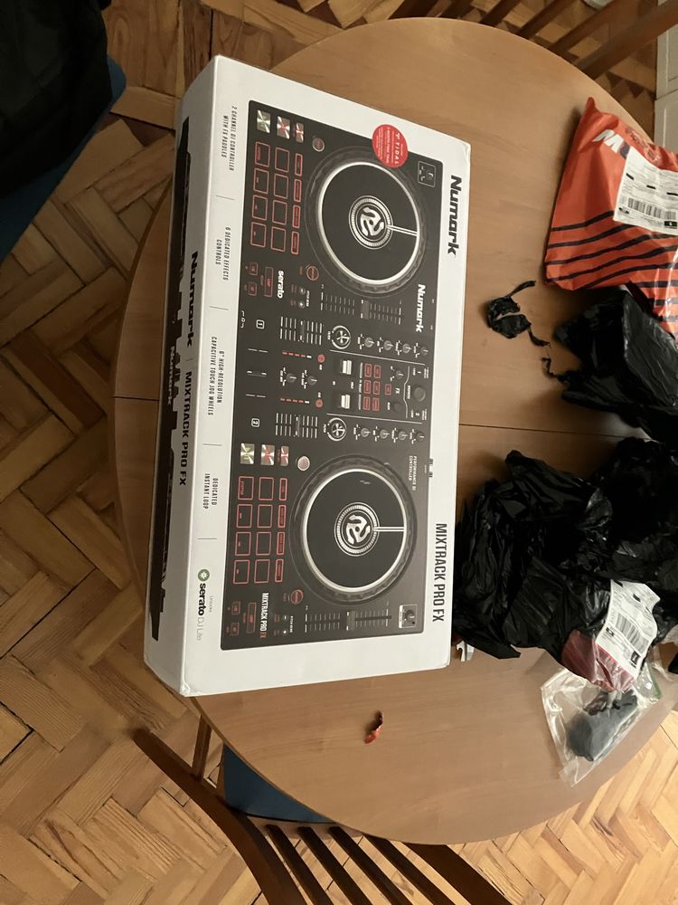 MESA DJ NUMARK caixa e cabo incluidos