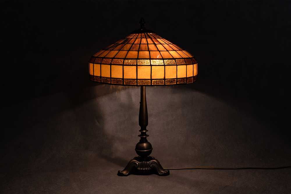 Lampa biurkowa Tiffany z mosiężną podstawą z lat 30. XX w.