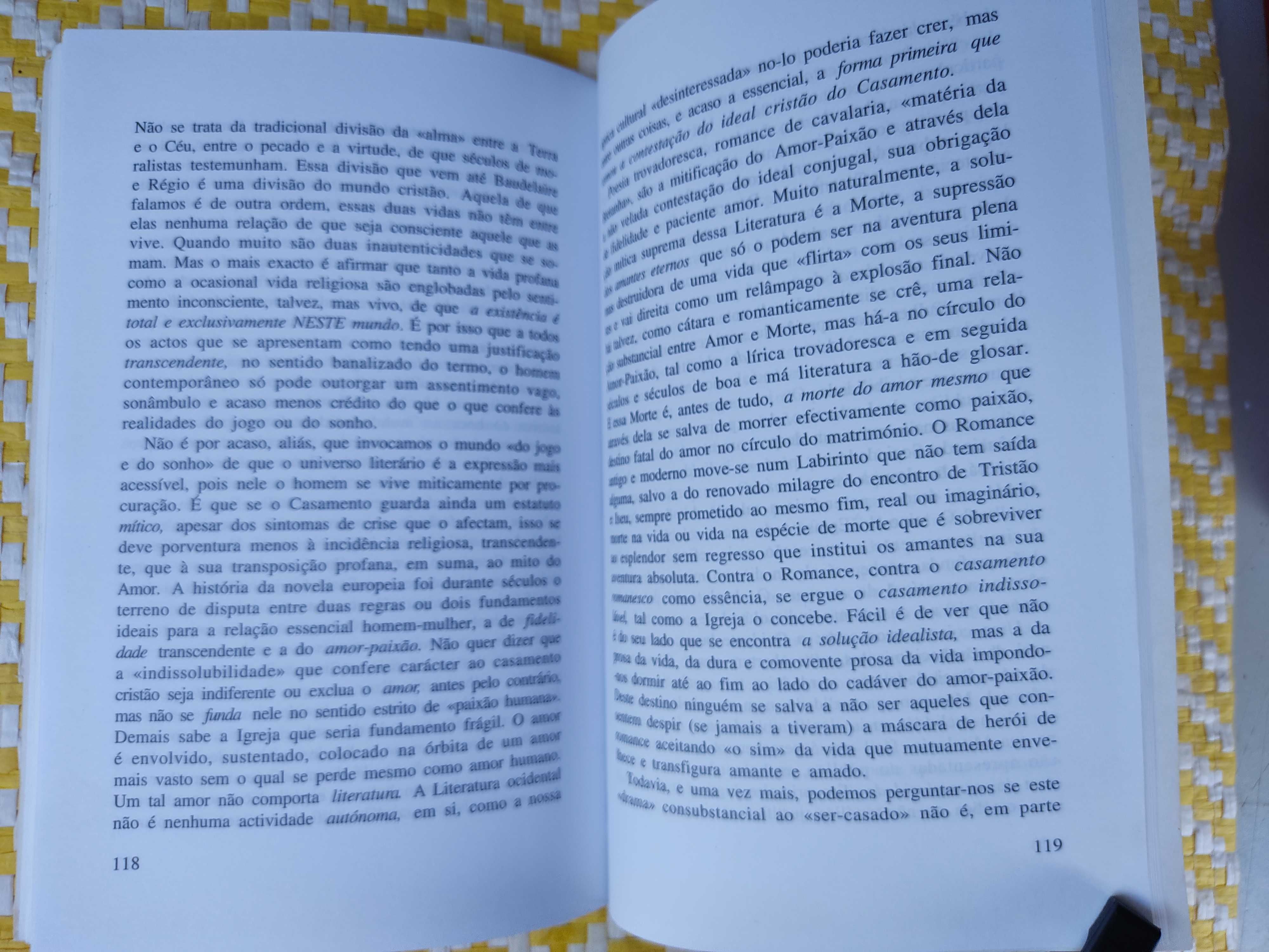 As saias de Elvira e outros ensaios
Eduardo Lourenço