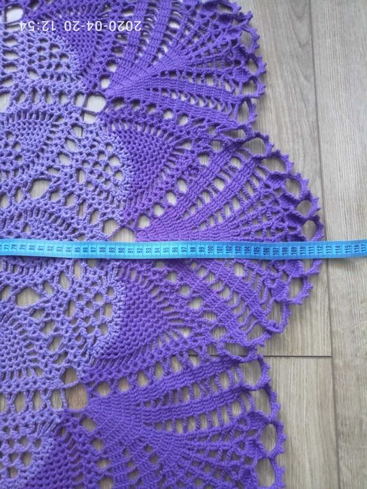 Скатерть сиреневого цвета, диаметром 112 см.из х/б пряжи (двуцветная)