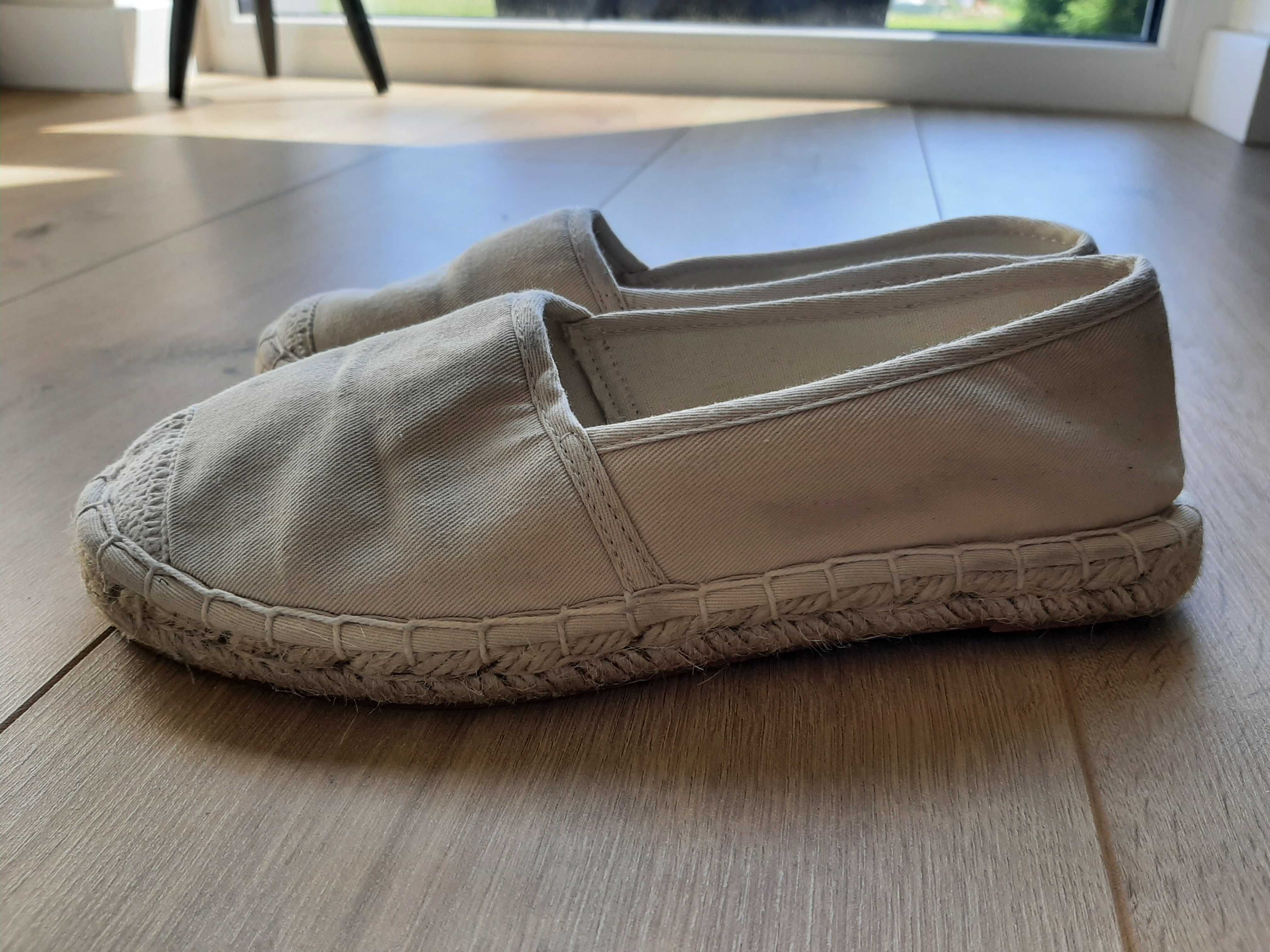 Buty espadryle beżowe na wiosnę lato