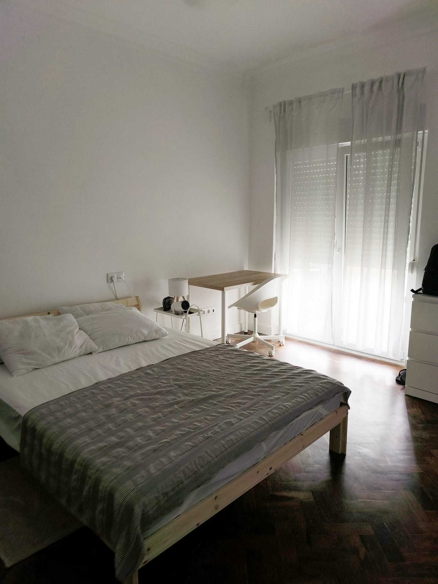 Quarto com cama de casal, com varanda, em apartamento com 3 quartos