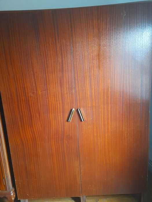 Guarda fatos com quatro gavetas e varão para cruzetas